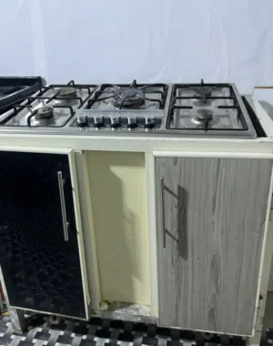 ميز فقط بدون طباخ