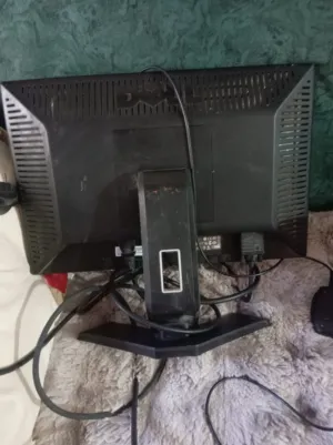 شاشه الكمبيوتر نوعها ديل للبيع