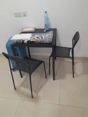 طاولة مع 2 كراسي