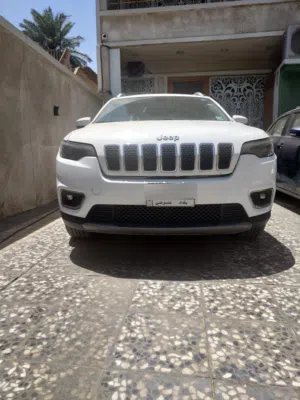 جيب شيروكي لمتد 2020ابيض رقم بغداد حادثها بابين وجاملغ جهة السايق سيارة نظيفة وماشية 60 الف كيلومتر