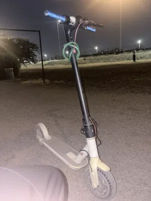سكوتر لون ابيض