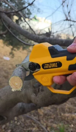 مقص تقليم كهربائي احترافي – قوة ودقّة بلا تعب إذا تعبت من المقصات العادية؟ إذا بدك تقليم سريع