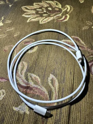سلك شحن إلى آيفون
