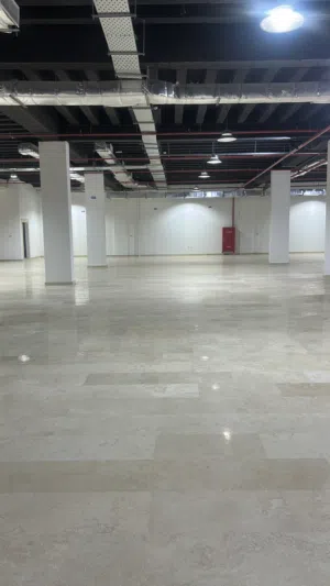 Showroom for rent in rai 2600 meters