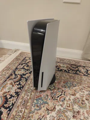 PS5 عادي نسخة السيدي  نضيف كانه و كالة  معاه وحدة تحكم EMG و لعبة قراند و فيفا 26 سيدي و فيفا 25