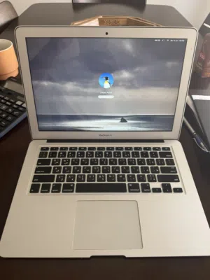 MacBook Air (13-inch Early 2015)   بحالة الوكلة ولا خدش استخدام بسيط جدا