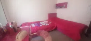 غرفة نوم بنات بحالة جيدة