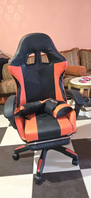 كرسي مكتب مصمم للألعاب، يتميز بوظيفة التدليك، ظهر مرتفع، تصميم سباقي، ودعم للرأس والظهر السفلي