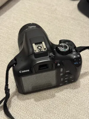 Canon EOS 1300D مع عدسة 18-55mm