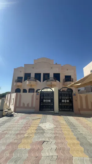 300 m2 4 Bedrooms Villa for Rent in Al Batinah Sohar