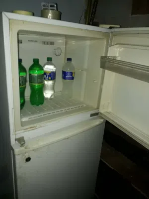 مجلس بحاله جيده كامل وثلاجه بحاله جيده شغاله ميه ميه غير قابل للتفاوض