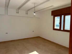 المنزل داخل المخطط به شهادة عقارية.. فيه بدروم 200م وطابق أرضي 210م وطابق أول 225 وطابق تاني ملحق 15
