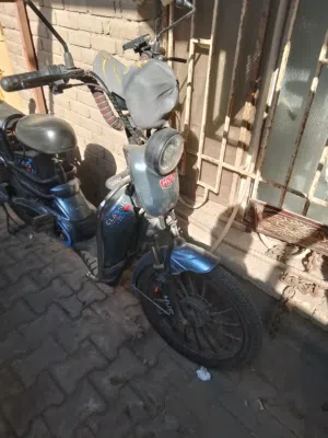 دراجه شحن 5بطاريات نظيفه وبسعر مناسب كلشي شغال بيها