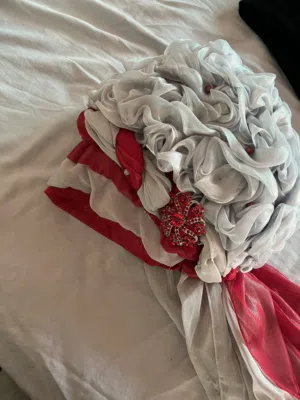 حجابات حفلات ملفوفة و جاهزة للبس لون فضي و احمر و أخرى لون ابيض و نيلي