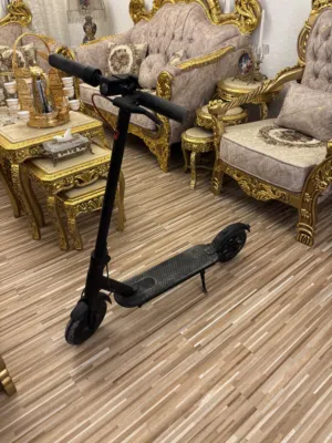 للبيع سكوتر أسود