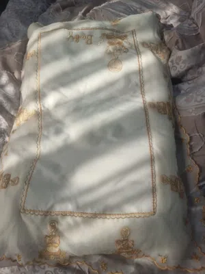 وساده جميله لتقديم المواليد عليها عند  الزياره او لمواعيد المستشفى..حلوه وعمليه