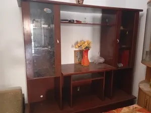 مكتبة صغيرة ممتازة وليست مستعملة كثيرا أو بوفى ايطالية الصنع به بها مكان تلفزيون