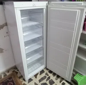 فريزر عمودي نظيف جدااا شبه جديد