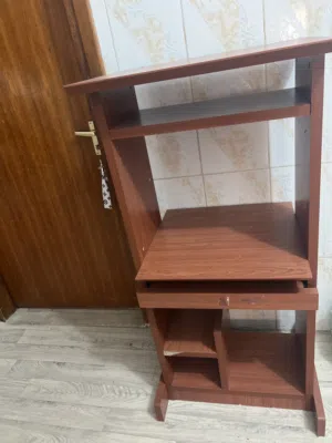مكتب حاسبة او  مكتب دراسه  خشب ثقيل  نظيف