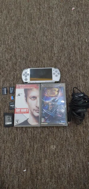 جهاز psp 2000 نظيف شغال كامل مع شاحنة وبطارية ورام بي اكثر من 80 لعبة وقرصين نادرات