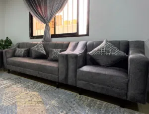 للبيع طقم كنب مودرن بحالة كالجديدة - تصميم شيك - مميز ونظيف جداً