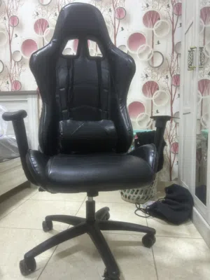 كرسي قيمنق بلون الاسود