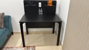 طاولات جديدة بحالة ممتازة جدا very good condition desks السعر حسب الطاولة/طاولات