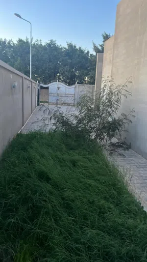 فيلا خدمية مصغره غرفتين وصاله وحمام ومطبخ وارتداد امامي وجانبي الهواري
