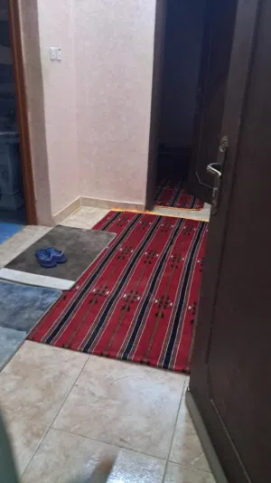 شقة صغيرة للإيجار خلف جامع السلطان قابوس