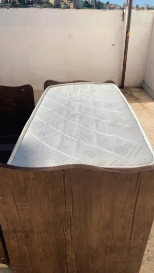 تخت بيبي للبيع بحالة الوكاله مع فرشه زنبركية