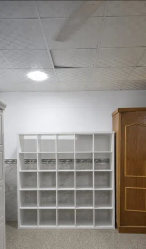 رفوف أو مكتبه