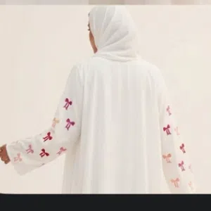 عباية بيضاء برسمة فيونكة وردية عالاكمام تصميم جميل للعيد بسعر ممتاز