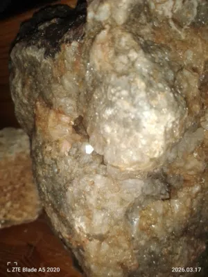 كوارتز الحديدي الذهبي الحاضن الالماس. Star quartz. وكوارتز وردي. اكوارت ابيض الصافي