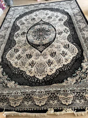 سجاد الون اسود وبيجي فاتح نضيف كلشي مابيها