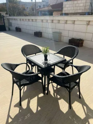 طقم الجلسات الخارجية من 4 كراسي وطاولة، لون عسلي، ولون اسود