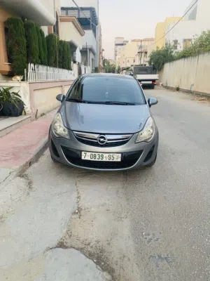 اوبل كورسا 2014 نضيفه واقتصاديه مطور 1400 جير عادي