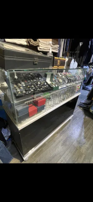 ميز جام عارضه زجاج للبيع النظافه 95٪