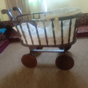 سرير خشب متحرك