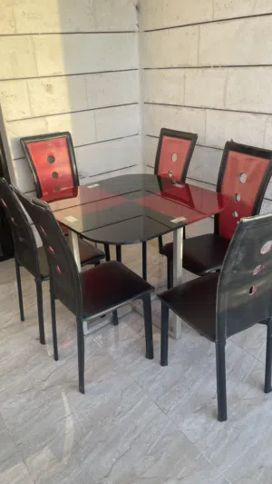 طاولة طعام سيكوريت مستعملة بحالة جيدة