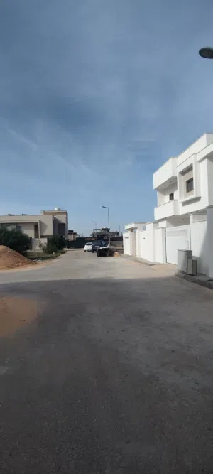 300 متر داخل تقسيم سكني قرب كارفوار الاربع شوارع الكهرباء بئر الاسطي ميلاد