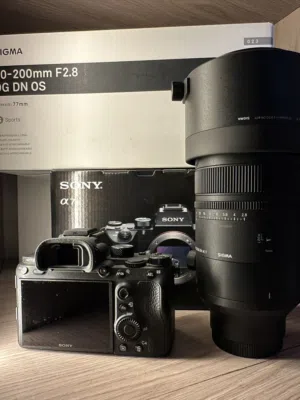 للبيع كاميرا Sony Alpha A7 III وعدسة Sigma 70-200