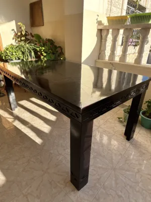 طاولة سفرة ثقيلة بحالة ممتارة