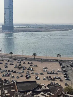 شقه غرفة وصاله مع بلكونه اطلاله على البحر مباشره في الشارقه التعاون ايجار شهري