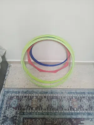 حواجز قفز (Hurdles) 43 حبة متنوعة (15سم، 30سم، 45سم) لون أحمر، متينة وقابلة للتخزين فوق بعضها عصي تد