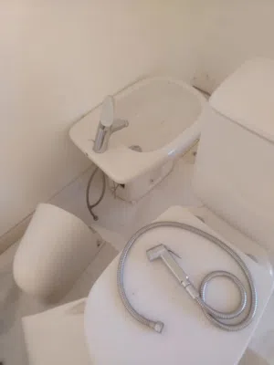 3 اطقم حمامات مع خلاطاتهم
