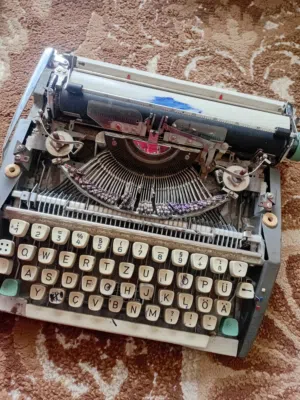 آلة طابعة المانية الصنع صنعت عام ال 1948 هدية من قاضي الماني للمهتمين بالتراث وبعرفو فيه بعرفة قيمته