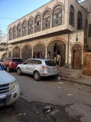 عمارة من طابقين مساحة ثلاث لبن وعشر