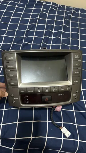 شاشه سياره لكزسس is نظيفه