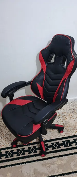 للبيع كرسي جيمنج حالة ممتازه مفيشي لا كسر ولا اسفنج مقطع في بس شوي تقشير بل جلد زي ما موضح بل صور و