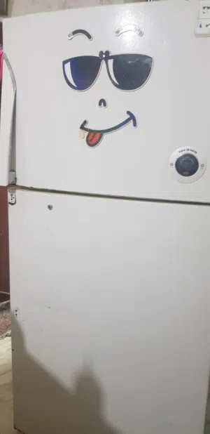 ثلاجه Daewoo للبيع شغاله بس بحاجه لابعض  صيانه